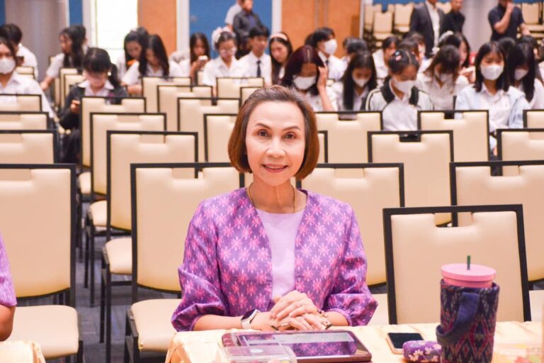 ผศ.พรรณนิภา เดชพล คณบดีคณะวิทยาการจัดการ พร้อมด้วยรองคณบดีฝ่ายวิชาการ รองคณบดีฝ่ายบริหาร คณาจารย์ บุคลากร และนักศึกษาคณะวิทยาการจัดการ ร่วมฟังการบรรยาย Digital Transformation กับการจัดการอุดมศึกษาเพื่อความเป็นเลิศในการพัฒนาพื้นที่และชุมชนท้องถิ่น