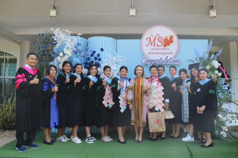 พิธีฝึกซ้อมใหญ่พิธีรับพระราชทานปริญญาบัตร ประจำปี พ.ศ.2566 โดยคณะผู้บริหาร คณาจารย์ ร่วมถ่ายภาพ และมอบของที่ระลึกให้แก่ บัณฑิตคณะวิทยาการจัดการ ณ บริเวณด้านหน้าอาคาร 22 คณะวิทยาการจัดการ