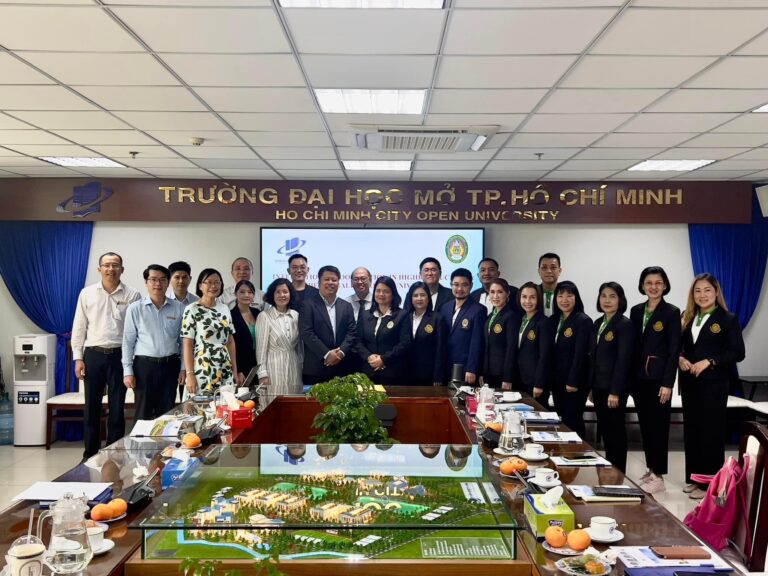 มหาวิทยาลัยราชภัฏเทพสตรี นำโดย ผศ.ดร.กันยา บาร์นท์ อธิการบดี พร้อมด้วยรองอธิการบดี คณบดี ผู้อำนวยการสำนัก ร่วมพิธีลงนามความร่วมมือกับ Ho Chi Minh City Open University Vietnam