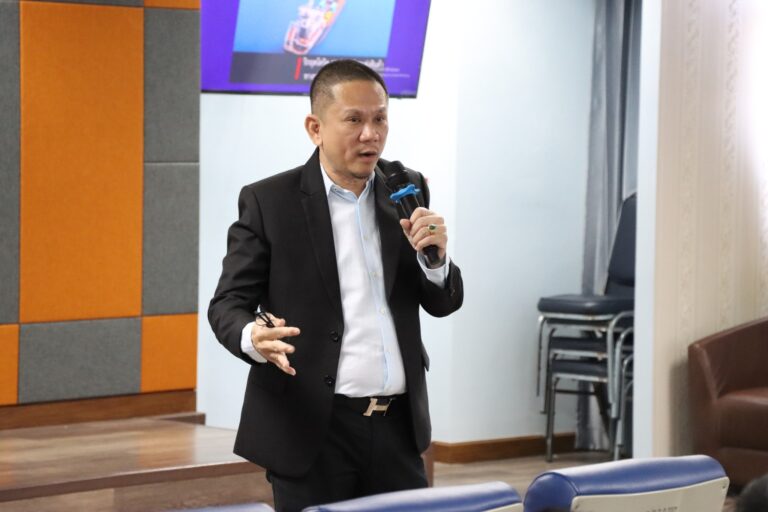 สาขาวิชาการจัดการโลจิสติกส์ คณะวิทยาการจัดการ จัดโครงการบัณฑิตพันธุ์ใหม่และกำลังคนที่มีสมรรถนะเพื่อตอบโจทย์ภาคการผลิตตามนโยบายการปฏิรูปการอุดมศึกษาไทย ประเภทประกาศนียบัตร (Non-Degree) หลักสูตร “นักจัดการโลจิสติกส์มืออาชีพสำหรับผู้ประกอบการวิสาหกิจขนาดกลางและขนาดย่อมเพื่อการนำเข้าส่งออก”คณะวิทยาการจัดการ มหาวิทยาลัยราชภัฏเทพสตรี หัวข้อเรื่อง ธุรกิจผู้รับจ้างขนส่งสินค้าระหว่างประเทศและเงื่อนไขการขนส่งสินค้าระหว่างประเทศ”