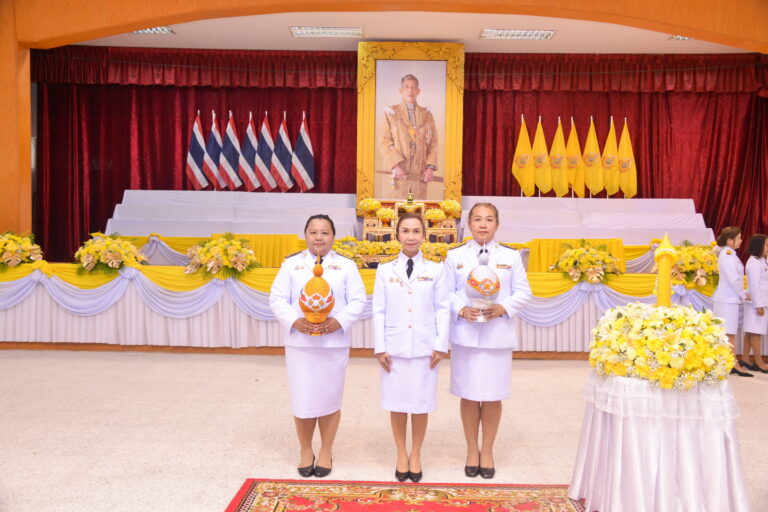 ผศ.พรรณนิภา เดชพล คณบดีคณะวิทยาการจัดการ พร้อมด้วย ผศ.นฤมลวรรณ สุขไมตรี รองคณบดีฝ่ายบริหาร และ คุณขนิษฐา สุกใส หัวหน้าสำนักงานคณบดี คณะวิทยาการจัดการ เป็นผู้แทนมหาวิทยาลัยราชภัฏเทพสตรี ร่วมพิธีถวายเครื่องราชสักการะและวางพานพุ่มทอง-พานพุ่มเงิน และพิธีจุดเทียนถวายพระพรชัยมงคลเฉลิมพระเกียรติพระบาทสมเด็จพระเจ้าอยู่หัว เนื่องในโอกาสมหามงคลเฉลิมพระชนมพรรษา 6 รอบ