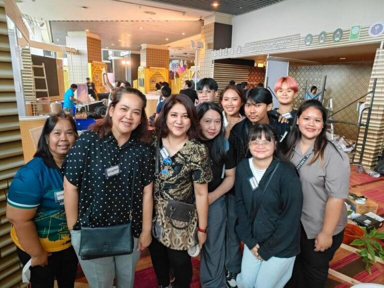 ผู้ช่วยศาสตราจารย์ ดร.อุษณี จิตติมณี รองคณบดีฝ่ายกิจการนักศึกษา คณะวิทยาการจัดการ พร้อมด้วยผู้ช่วยคณบดี นำนักศึกษาเข้าร่วมจัดนิทรรศการ ในงาน “มหกรรมงานวิจัยแห่งชาติ 2567 (Thailand Research Expo 2024)