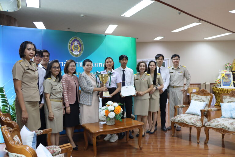 ผศ.พรรณนิภา เดชพล คณบดีคณะวิทยาการจัดการ พร้อมด้วย ผู้บริหาร คณาจารย์ และนักศึกษาทีม Green cop จากคณะวิทยาการจัดการ ในโอกาสเข้ามอบถ้วยรางวัลรองชนะเลิศ อันดับ 1 จากการประกวดผลงานวิศวกรสังคมพัฒนาชุมชนดีเด่น ประจำปี พ.ศ. 2567 ในงานมหกรรมงานวิจัยแห่งชาติ 2567