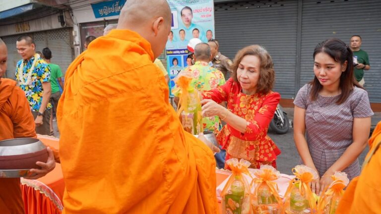 ผศ.พรรรณนิภา เดชพล คณบดีคณะวิทยาการจัดการ พร้อมด้วย น.ส.สุจิรา สาหา เจ้าหน้าที่งานทั่วไป ชำนาญการ เป็นผู้แทนมหาวิทยาลัยราชภัฏเทพสตรี ร่วมพิธีทำบุญตักบาตรข้าวสารอาหารแห้งแด่พระภิกษุ สามเณร สรงน้ำพระพุทธรูป และรดน้ำขอพรจากผู้ว่าราชการจังหวัดลพบุรี