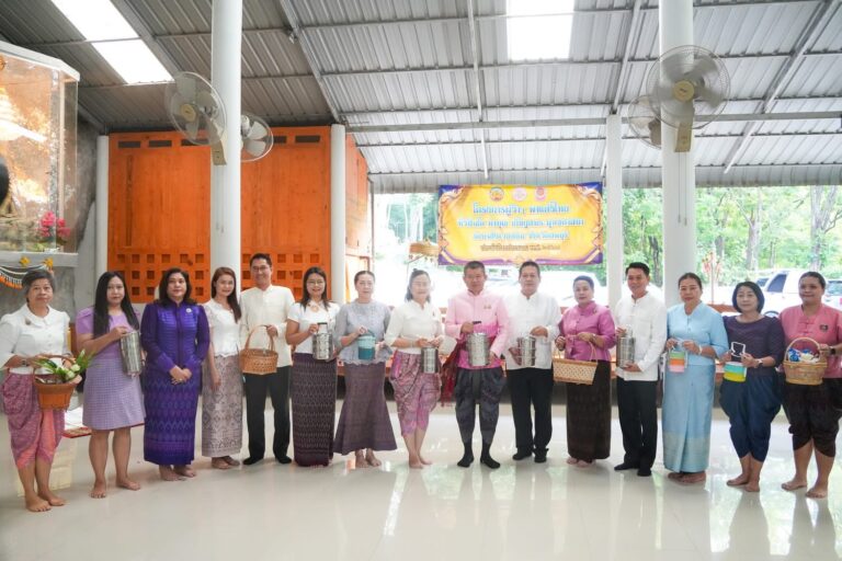 อ.เสาวพร สุขเกิด รองคณบดีฝ่ายกิจการนักศึกษาและพันธกิจสัมพันธ์ คณะวิทยาการจัดการ พร้อมด้วย ผศ.ดร.อุษณี จิตติมณี อาจารย์ประจำสาขาวิชาการจัดการโลจิสติกส์ และนายจิรภัทร อ่ำจิ๋ว ผู้ปฏิบัติงานบริหาร คณะวิทยาการจัดการ เป็นผู้แทนมหาวิทยาลัยราชภัฏเทพสตรี ร่วมโครงการ “ผู้ว่าฯ พาแต่งไทย หิ้วปิ่นโตทำบุญ เกื้อกูลพระพุทธศาสนา รักษาสิ่งแวดล้อม ประจำปีงบประมาณ พ.ศ. 2568 ครั้งที่ 5