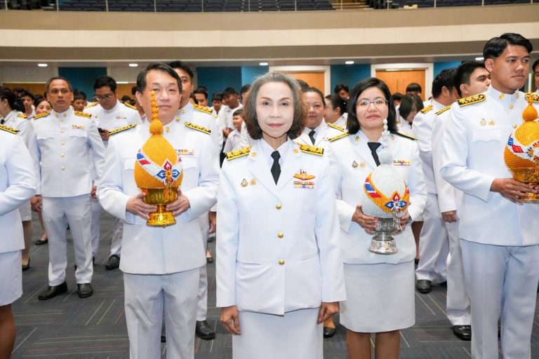 ผศ.พรรณนิภา เดชพล คณบดีคณะวิทยาการจัดการ พร้อมด้วย รองคณบดี คณาจารย์ บุคลากรและนักศึกษา คณะวิทยาการจัดการ ร่วมพิธีถวายเครื่องราชสักการะ พิธีถวายพานพุ่มทอง-พานพุ่มเงินของหน่วยราชการในสังกัดมหาวิทยาลัยราชภัฏเทพสตรี พิธีจุดเทียนถวายพระพรชัยมงคล กล่าวถวายพระพรชัยมงคล กล่าวถวายสัตย์ปฏิญาณ และพิธีลงนามถวายพระพร เนื่องในโอกาสวันเฉลิมพระชนมพรรษา พระบาทสมเด็จพระเจ้าอยู่หัว