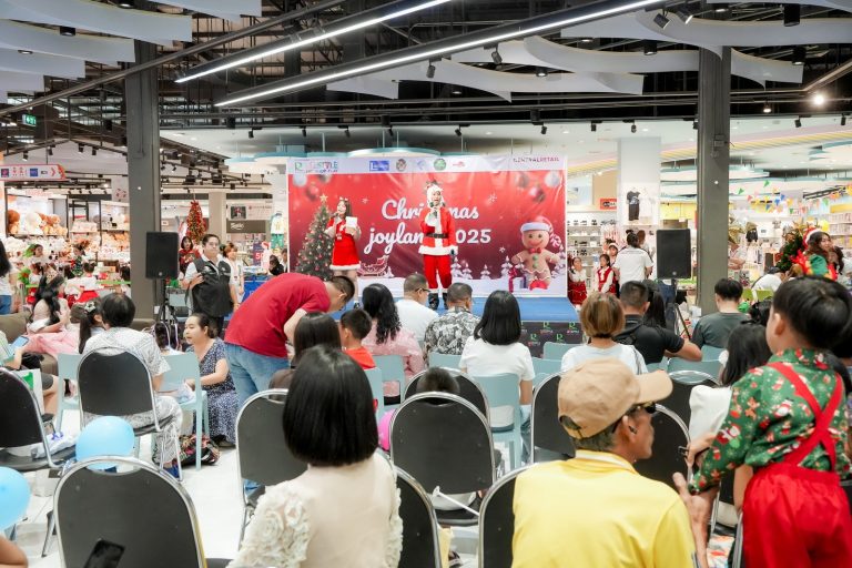 สาขาวิชานิเทศศาสตร์ดิจิทัล คณะวิทยาการจัดการ ร่วมกับ ศูนย์ภาษา มหาวิทยาลัยราชภัฏเทพสตรี ศูนย์การค้าโรบินสันไลฟ์สไตล์ สาขาลพบุรี และภาคีเครือข่าย จัดกิจกรรมสร้างสรรค์ส่งท้ายปี “Happy Christmas 2025”