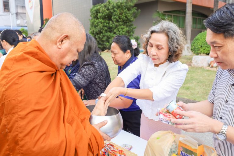 มหาวิทยาลัยราชภัฏเทพสตรี จัดพิธีทำบุญตักบาตรอาหารแห้งและเครื่องอุปโภคแด่พระภิกษุสงฆ์ ประจำปี พ.ศ. 2569