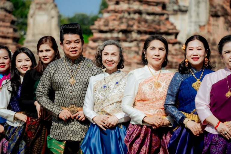 มหาวิทยาลัยราชภัฏเทพสตรี ร่วมสืบสานอัตลักษณ์เมืองละโว้ โดยมี ผศ.ดร.กันยา บาร์นท์ อธิการบดีมหาวิทยาลัยราชภัฏเทพสตรี นำผู้แทนผู้บริหาร คณาจารย์ และบุคลากร ร่วมถ่ายทำมิวสิควิดีโอชุด “นุ่งโจงห่มสไบ”