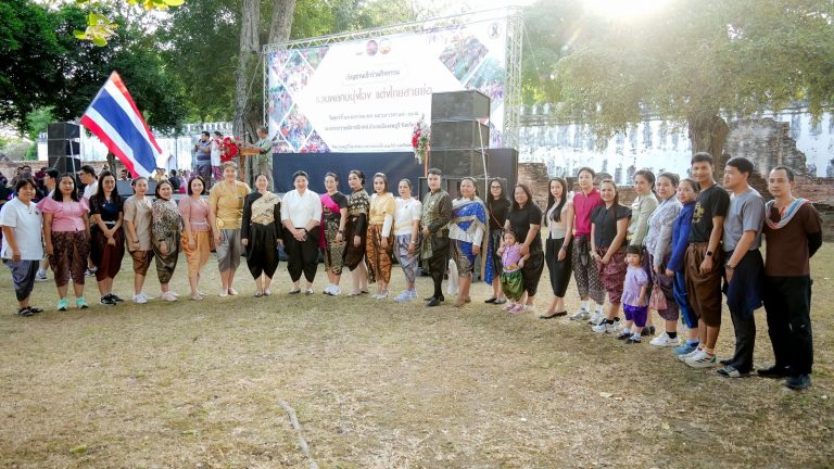 สำนักงานการท่องเที่ยวและกีฬาจังหวัดลพบุรี จัดกิจกรรม “รวมพลคนนุ่งโจง แต่งไทยสายย่อ” โดยมี ผศ.ศศิวิมล สุทธิสาร รองอธิการบดีฝ่ายกิจการนักศึกษาและบริการวิชาการ พร้อมด้วยผู้บริหาร คณาจารย์ และบุคลากร เป็นผู้แทนมหาวิทยาลัยราชภัฏเทพสตรี ร่วมกิจกรรม