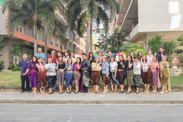 ณะวิทยาการจัดการ ร่วมกันถ่ายภาพ ชุดนุ่งโจงห่มสไบร เพื่อประชาสัมพันธ์การจัดงานแผ่นดินสมเด็จพระนารายณ์มหาราช ประจำปี พ.ศ. 2569 ครั้งที่ 38