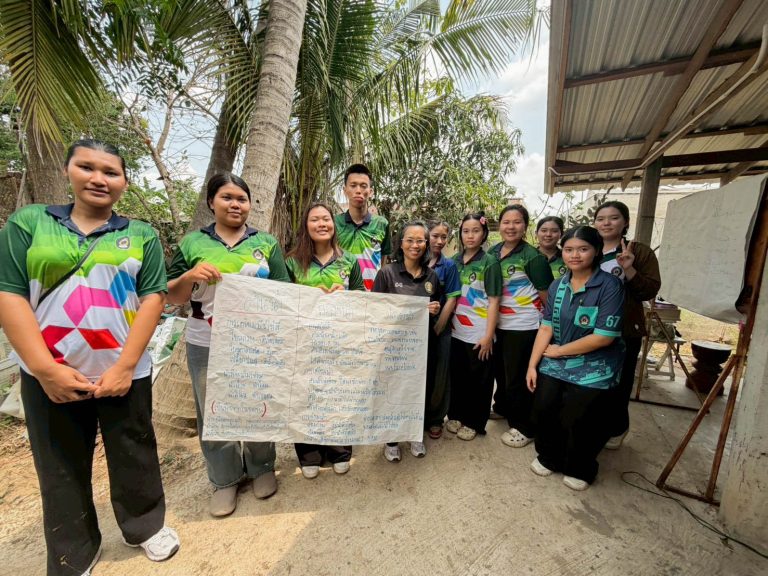คณะวิทยาการจัดการ มหาวิทยาลัยราชภัฏเทพสตรี จัดโครงการพัฒนาผลิตภัณฑ์ผ้าย้อมสีธรรมชาติเพื่อสร้างอัตลักษณ์ ของกลุ่มแม่บ้านสานรัก ตำบลโพชนไก่ อำเภอบางระจัน จังหวัดสิงห์บุรี