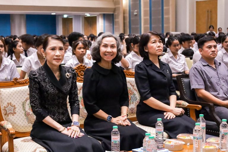 ผศ.พรรณนิภา เดชพล คณบดีคณะวิทยาการจัดการ พร้อมด้วยนักศึกษา คณะวิทยาการจัดการ เข้าร่วมพิธีปฐมนิเทศนักศึกษาใหม่ของมหาวิทยาลัยราชภัฏเทพสตรี ประจำปีการศึกษา 2569