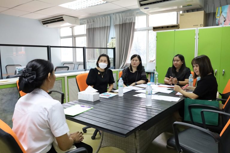 ผศ.เสาวพร สุขเกิด รองคณบดีฝ่ายกิจการนักศึกษาและพันธกิจสัมพันธ์ เป็นประธานการสัมภาษณ์นักศึกษาของคณะวิทยาการจัดการ เพื่อเข้ารับทุนการศึกษาวัดแจ้งพรหมนคร