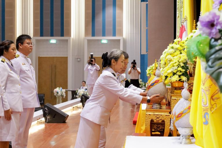 มหาวิทยาลัยราชภัฏเทพสตรี จัดพิธีถวายพระพรชัยมงคล พระบาทสมเด็จพระเจ้าอยู่หัว และพิธีถวายราชสักการะสมเด็จพระนารายณ์มหาราช โดยมี ผศ.พรรณนิภา เดชพล คณบดีคณะวิทยาการจัดการ พร้อมด้วย คณะผู้บริหาร คณาจารย์ บุคลากรและนักศึกษา คณะวิทยาการจัดการ ร่วมพิธี