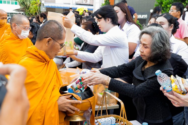มหาวิทยาลัยราชภัฏเทพสตรี จัดพิธีทำบุญตักบาตรข้าวสารอาหารแห้ง ถวายเป็นพระราชกุศล เนื่องในวันคล้ายวันพระราชสมภพ สมเด็จพระนางเจ้าสิริกิติ์ พระบรมราชินีนาถ พระบรมราชชนนีพันปีหลวง