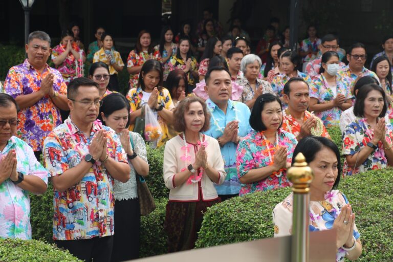 ผศ.พรรณนิภา เดชพล คณบดีคณะวิทยาการจัดการ พร้อมด้วย รองคณบดีฝ่ายวิชาการ ผู้ช่วยคณบดี คณาจารย์ และบุคลากรคณะวิทยาการจัดการ เข้าร่วมงานทำบุญกลางบ้าน สืบสานประเพณีสงกรานต์ ประจำปี 2568