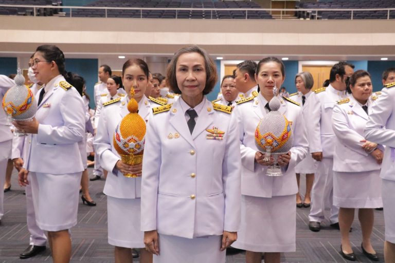 ผศ.พรรณนิภา เดชพล คณบดีคณะวิทยาการจัดการ พร้อมด้วย รองคณบดี คณาจารย์ บุคลากรและนักศึกษา คณะวิทยาการจัดการ ร่วมพิธีถวายเครื่องราชสักการะ พิธีถวายพานพุ่มทอง-พานพุ่มเงินของหน่วยราชการในสังกัดมหาวิทยาลัยราชภัฏเทพสตรี พิธีจุดเทียนถวายพระพรชัยมงคล กล่าวถวายพระพรชัยมงคล และพิธีลงนามถวายพระพร เนื่องในโอกาสวันเฉลิมพระชนมพรรษา สมเด็จพระนางเจ้าสิริกิติ์ พระบรมราชินีนาถ พระบรมราชชนนีพันปีหลวง 93 พรรษา วันที่ 12 สิงหาคม 2568
