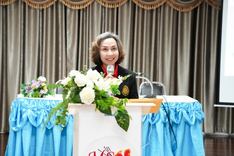ผศ.พรรณนิภา เดชพล คณบดีคณะวิทยาการจัดการ เป็นประธานเปิดโครงการอบรมสร้างความเข้าใจและการตัดสินใจของนักศึกษาเชิงบูรณาการกับการทำงาน (CWIE)