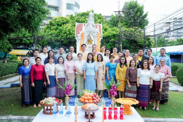 ผศ.พรรณนิภา เดชพล คณบดีคณะวิทยาการจัดการ คณาจารย์ และเจ้าหน้าที่ คณะวิทยาการจัดการ เข้าร่วมงานมหกรรมเทพสตรี 105 ปี “สร้างพลังท้องถิ่นสู่ความมั่นคง มั่งคั่ง และยั่งยืน”