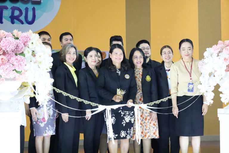 ผศ.พรรณนิภา เดชพล คณบดีคณะวิทยาการจัดการ คณะผู้บริหาร คณาจารย์ บุคลากร และนักศึกษา เข้าร่วมพิธีเปิดกิจกรรม Open House @ TRU และกิจกรรม“จับเข่าคุยกับศิษย์เก่า” งานมหกรรมเทพสตรี 105 ปี