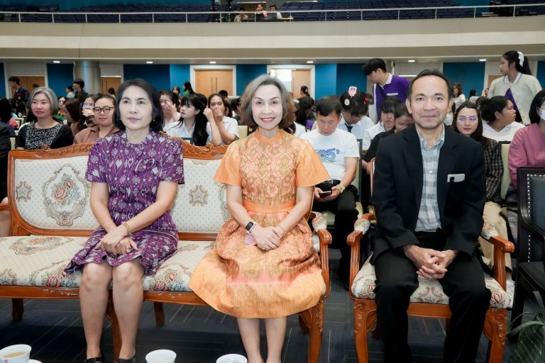 ผศ.พรรณนิภา เดชพล คณบดีคณะวิทยาการจัดการ คณะผู้บริหาร คณาจารย์ บุคลากร และนักศึกษา เข้าร่วมงานมพิธีเปิดกิจกรรม Smart University, Smart People: มหาวิทยาลัยเพื่อทุกคน สร้างโอกาสให้ทุกวัย เติบโตไปกับ AI
