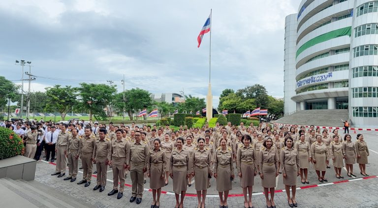 ผศ.พรรณนิภา เดชพล คณบดีคณะวิทยาการจัดการ คณะผู้บริหาร คณาจารย์ บุคลากร และนักศึกษา ร่วมพิธีเชิญธงชาติไทยและร้องเพลงชาติไทย เนื่องในวันพระราชทานธงชาติไทย ประจำปี พ.ศ. 2568