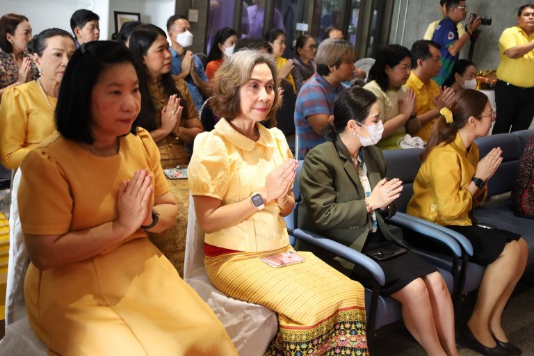 ผศ.พรรณนิภา เดชพล คณบดีคณะวิทยาการจัดการ คณะผู้บริหาร และบุคลากร ร่วมพิธีทำบุญทักษิณา และถวายภัตตาหารเพลแด่พระภิกษุสงฆ์จำนวน 10 รูป เพื่อถวายเป็นพระราชกุศล และน้อมรำลึกในพระมหากรุณาธิคุณแด่ พระบาทสมเด็จพระบรมชนกาธิเบศร มหาภูมิพลอดุลยเดชมหาราช บรมนาถบพิตร เนื่องในวันนวมินทรมหาราช ประจำปี พ.ศ. 2568