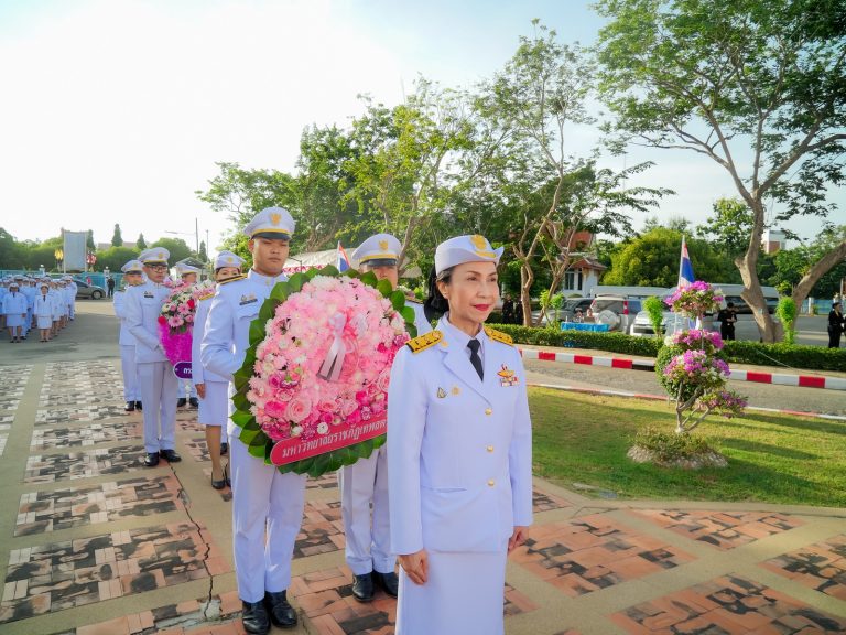 ผศ.พรรณนิภา เดชพล คณบดีคณะวิทยาการจัดการ เป็นผู้แทนมหาวิทยาลัยราชภัฏเทพสตรี ร่วมพิธีวางพวงมาลาถวายราชสักการะพระบรมราชานุสาวรีย์ พระบาทสมเด็จพระปรมินทรมหาจุฬาลงกรณ์ พระจุลจอมเกล้าเจ้าอยู่หัว เนื่องในวันปิยมหาราช วันที่ 23 ตุลาคม พ.ศ. 2568 ร่วมกับหัวหน้าส่วนราชการในจังหวัดลพบุรี