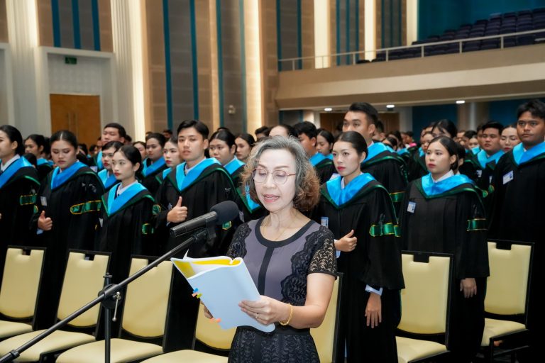 ผ.ศ.พรรณนิภา เดชพล คณบดีคณะวิทยาการจัดการเข้าร่วมการฝึกซ้อมใหญ่พิธีพระราชทานปริญญาบัตร ประจำปี พ.ศ. 2568