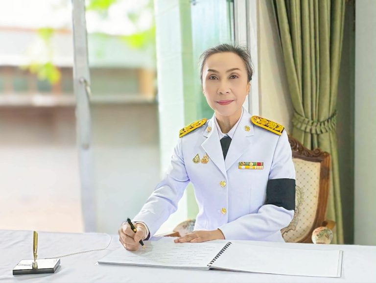 ผศ.พรรณนิภา เดชพล คณบดีคณะวิทยาการจัดการ พร้อมรองคณบดี ผู้ช่วยคณบดี คณาจารย์ และนักศึกษาคณะวิทยาการจัดการ ร่วมพิธีน้อมถวายความอาลัย พระผู้เสด็จสู่สวรรคาลัย เบื้องหน้าพระฉายาลักษณ์ สมเด็จพระนางเจ้าสิริกิติ์ พระบรมราชินีนาถ พระบรมราชชนนีพันปีหลวง และลงนามถวายความอาลัย