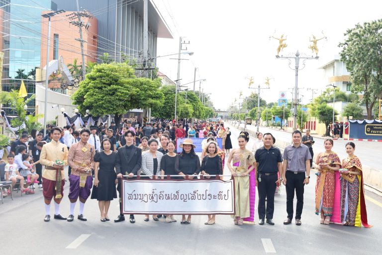 ผศ.พรรณนิภา เดชพล คณบดีคณะวิทยาการจัดการ พร้อมด้วยรองคณบดี ผู้ช่วยคณบดี และบุคลากรคณะวิทยาการจัดการ ร่วมให้กำลังใจขบวนแห่กระทงของมหาวิทยาลัยราชภัฏเทพสตรี งานประเพณีลอยกระทงย้อนยุค ประจำปี 2568