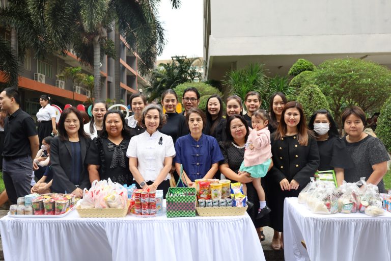 ผศ.พรรณนิภา เดชพล คณบดีคณะวิทยาการจัดการ พร้อมรองคณบดี คณาจารย์ เจ้าหน้าที่ และนักศึกษาคณะวิทยาการจัดการ เข้าร่วมในพิธีทำบุญตักบาตรข้าวสารอาหารแห้ง แด่พระสงฆ์จำนวน 9 รูป เพื่อถวายเป็นพระราชกุศลอุทิศแด่สมเด็จพระนางเจ้าสิริกิติ์ พระบรมราชินีนาถ พระบรมราชชนนีพันปีหลวง